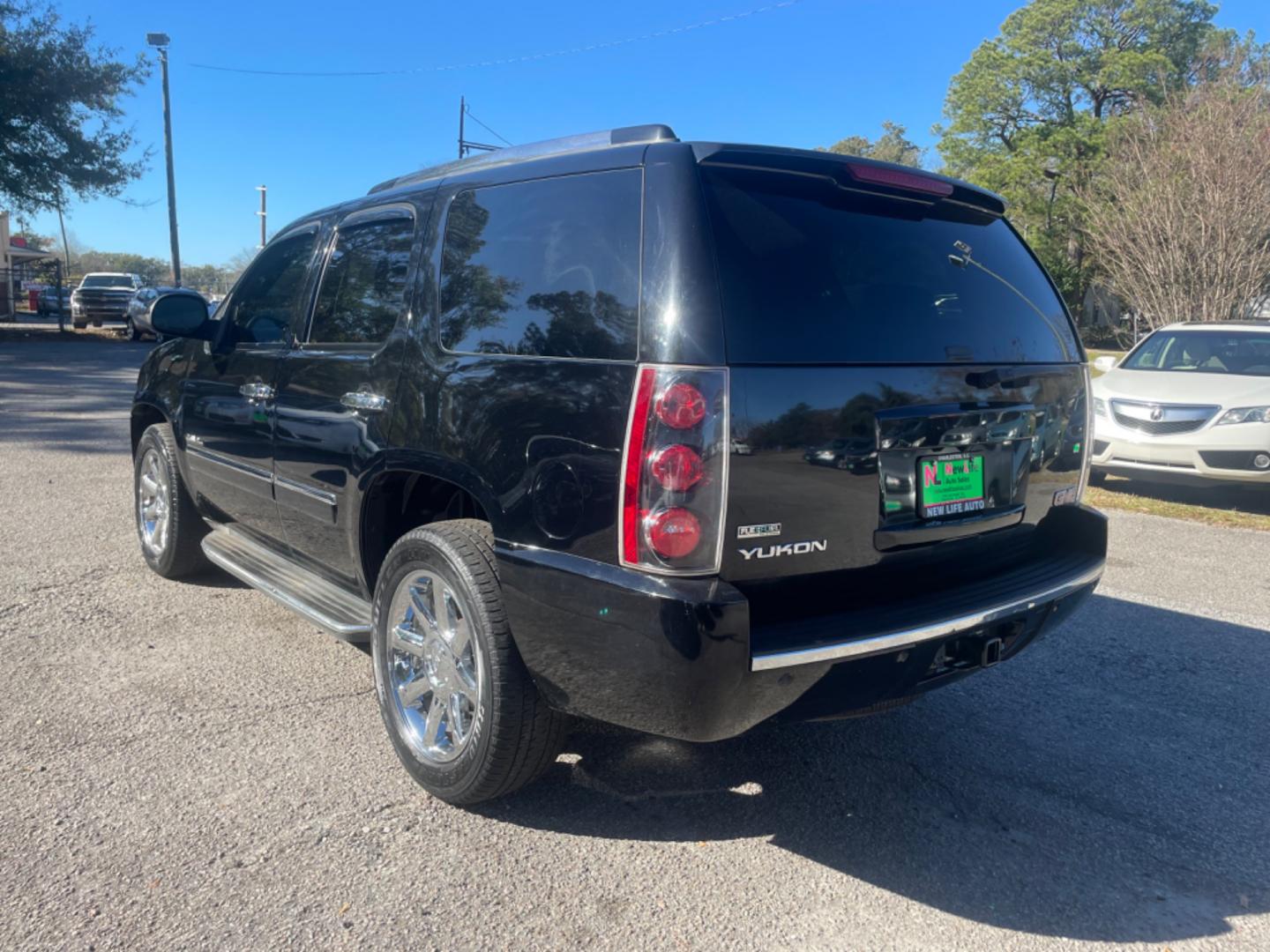 2011 BLACK GMC YUKON DENALI (1GKS2EEFXBR) with an 6.2L engine, Automatic transmission, located at 5103 Dorchester Rd., Charleston, SC, 29418-5607, (843) 767-1122, 36.245171, -115.228050 - Photo#4